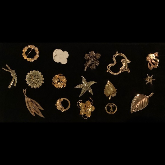 Assorted brooches and pins; some need repair - Picture 2 of 2